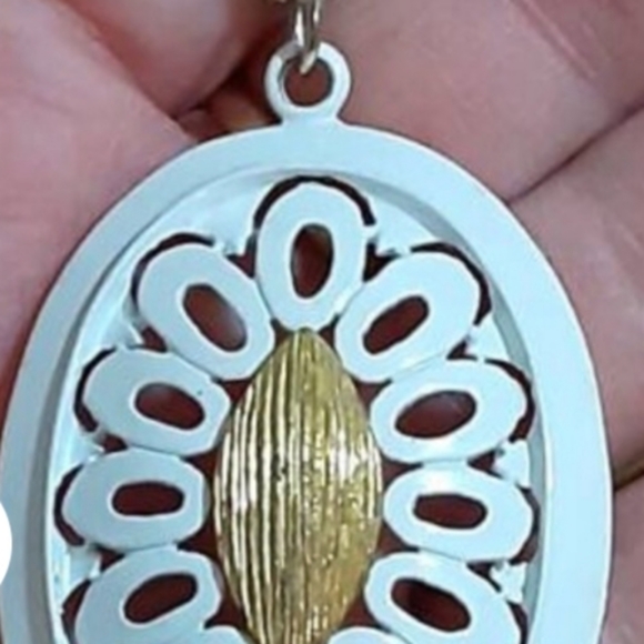 Vintage white pendant on a goldtone chain, retro boho oval charm - Picture 8 of 8